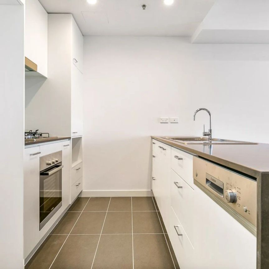 Stylish & Spacious Two-Bedroom Apartment in Prime Canterbury Location - Photo 1