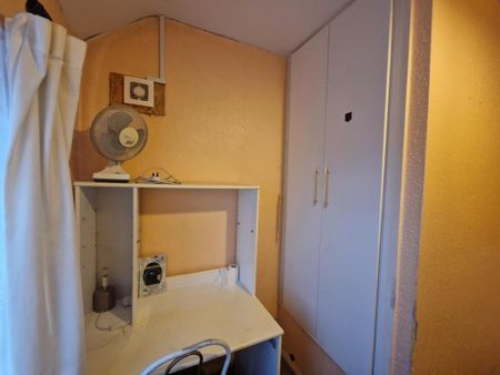1 bedroom in a house share to rent - Photo 2