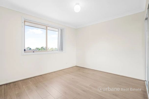 “Close to Amenities, Spacious rooms and lounge !” - Photo 1