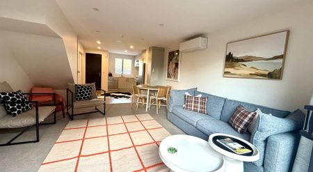 BEAUTIFULLY PRESENTED FULLY FURNISHED MODERN TOWNHOUSE IN PRIME LOCATION! - Photo 4