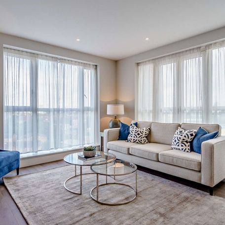 A beautifully presented, interior-designed two-bedroom apartment in Canary Wharf, London E14. - Photo 1