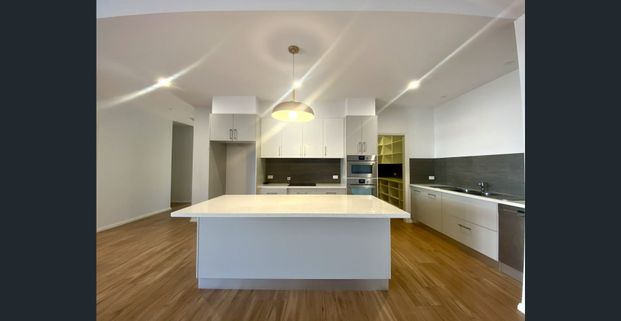 Modern lifestyle with sophisticated living. - Photo 1