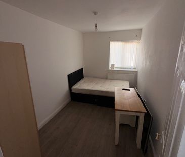 3 Bed Flat, Langworthy Road, M6 - Photo 5