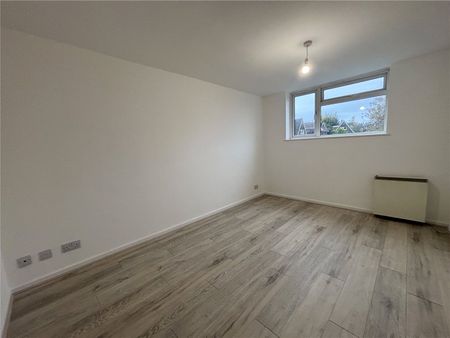 Willow Way, Farnham, Surrey, GU9 - Photo 2