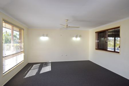 AFFORDABLE HOUSE IN QUIET CUL-DE-SAC IN SOUGHT AFTER SEAVIEW HEIGHTS - Photo 5