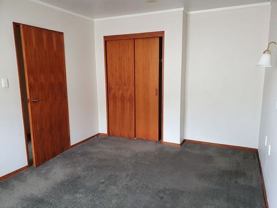 Spacious 2 bdrm house with a single secure garage - Photo 1