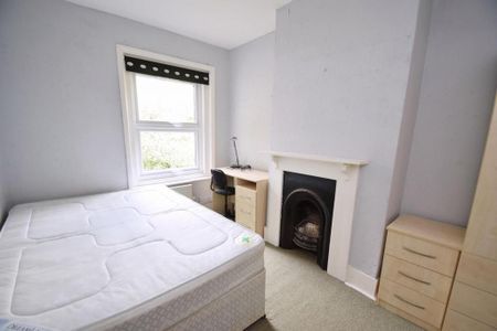 4 bedroom semi-detached house to rent - Photo 4