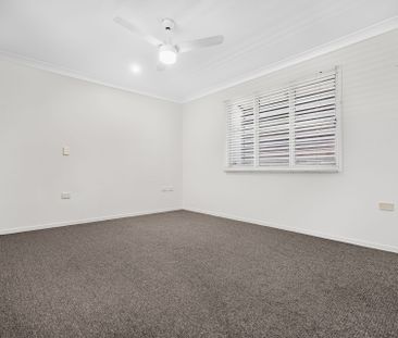 2-Bedroom Apartment on the Esplanade – Views & Prime Location - Photo 2