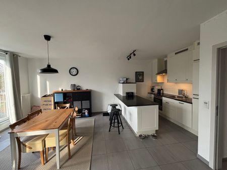 Appartement met terras en 2 slaapkamers nabij het centrum - Photo 4