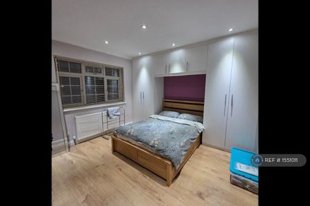 5 bedroom semi-detached house to rent - Photo 4