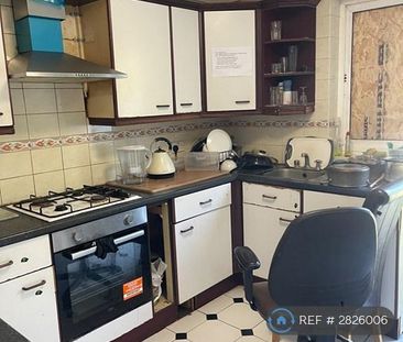 1 bedroom in a house share to rent - Photo 2