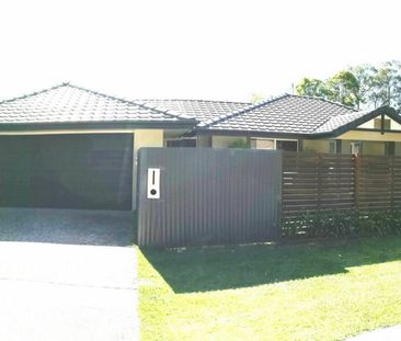 Large 4 Bedroom Home! - Photo 1