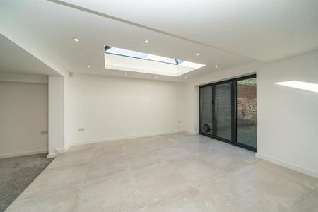 4 bedroom detached house to rent - Photo 2
