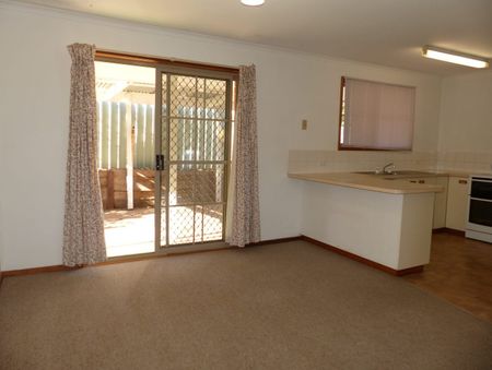 Spacious 3 Bed Unit in Sought After Albury - Photo 3