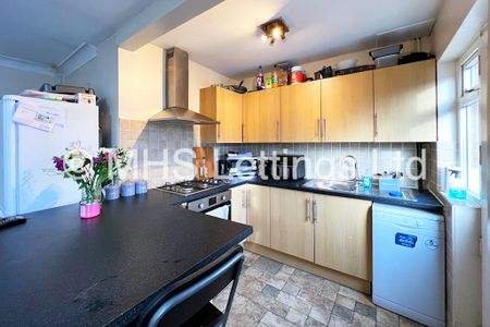3 Bedroom Mid Terraced House for rent in Mayville Avenue - Photo 4
