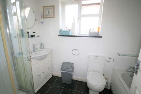 Cricklade Avenue, Romford, RM3 - Photo 5