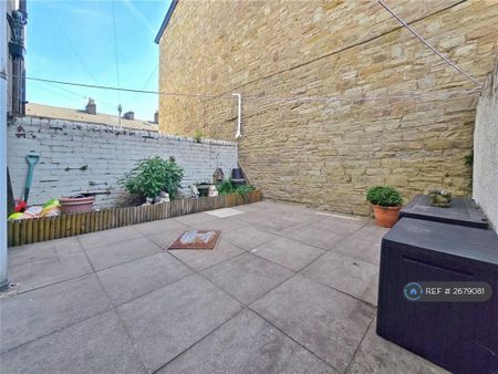 3 bedroom end of terrace house to rent - Photo 3