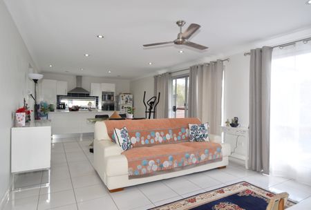 :: STUNNING LOWSET HOME IN CLINTON - Photo 3