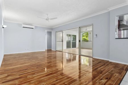 Spacious corner apartment with renovated interiors & tropical outlooks - Photo 4