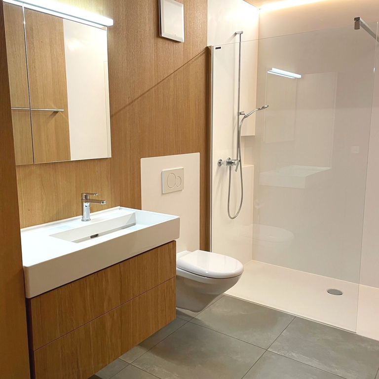 Attika-Wohnung mit 2 Balkonen und fantastischer Aussicht - Photo 1