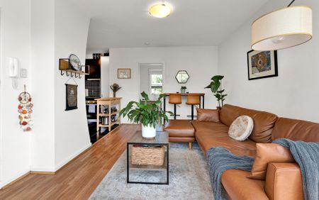 Spacious Windsor apartment with direct access to a park - Photo 5