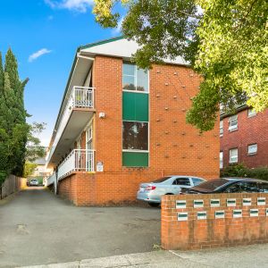 Modern two bedroom apartment in great location - Photo 3
