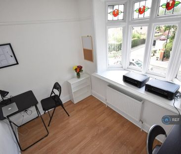 1 bedroom in a house share to rent - Photo 2