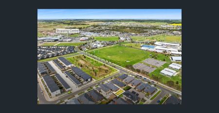 Central family home close to all amenities - Photo 2