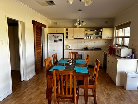 3-bedroom shared house / townhouse, St Albans Ave - Photo 1