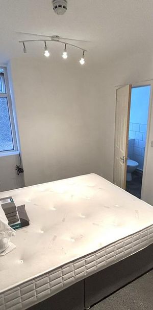 1 bedroom in a house share to rent - Photo 1