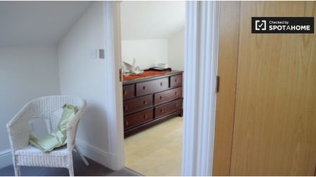 Cosy room to rent in 4-bedroom house in Terenure, Dublin - Photo 2