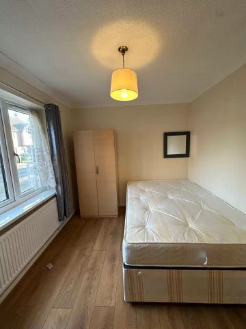 6 Bedroom 2.5 Bathroom Apartment - Photo 3