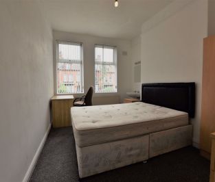 6 bedroom House in Cardigan Road, Leeds - Photo 5