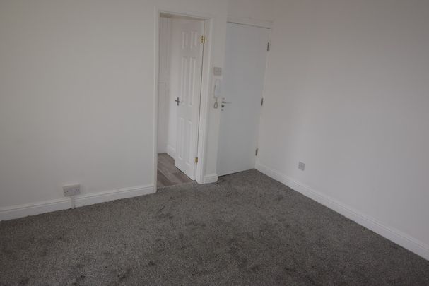 To Let 1 Bed Apartment - Photo 1