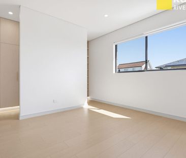 Brand-New Luxury 5-Bedroom Freestanding Residence with Designer Fin... - Photo 4