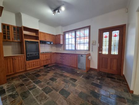 Perfect Family Home with Exceptional Rear Gardens - Photo 3