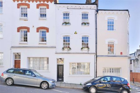 A pretty stucco fronted period home arranged over four floors with an abundance of contemporary features. - Photo 5