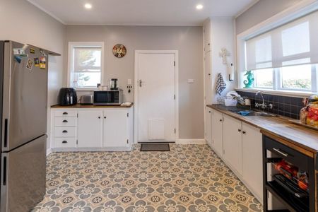 Sunny 2-3 Bedroom on Islington! - Photo 5