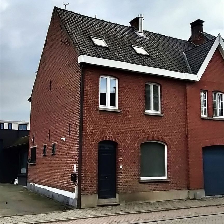 Gerenoveerde woning met twee slaapkamers en groot terras - Photo 1