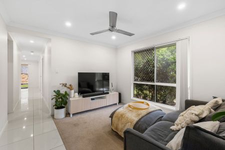 Spacious Family Living in the Heart of Oxenford - Ideal Location with Modern Comforts! - Photo 3