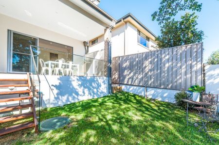 Contemporary living at it's Best! - Photo 3