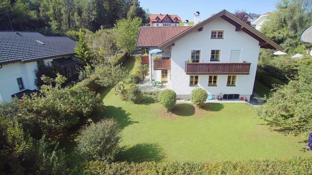 Helle 3 Zimmer Wohnung mit großzügiger Terrasse und Blick auf den Mondsee für Gartenliebhaber - Foto 1