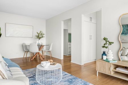 Light Filled & Renovated with Shimmering City Skyline & Harbour Views - Photo 5