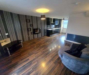 2 bedroom mews to rent - Photo 4