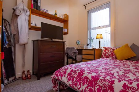 Featuring two stunning designer shower rooms - Photo 4