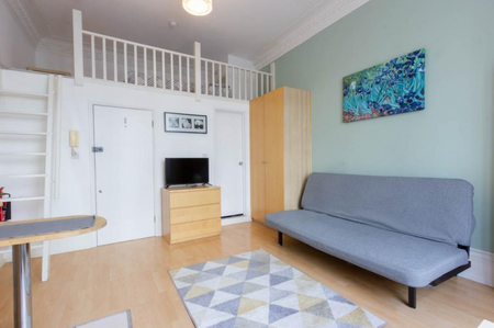 A charming, split-level double studio apartment in Pimlico, London SW1V - Photo 2