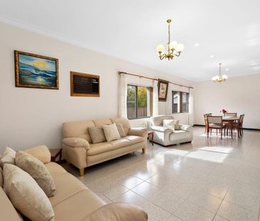 Ultra Neat Three Bedroom Family Home - Photo 2