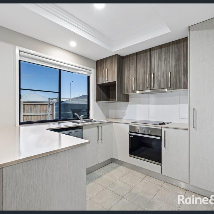 Modern 3-Bedroom Townhouse Available Now in Blacks Beach - Photo 1