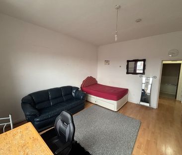 Studio Flat, Moss Lane East, M14 - Photo 1