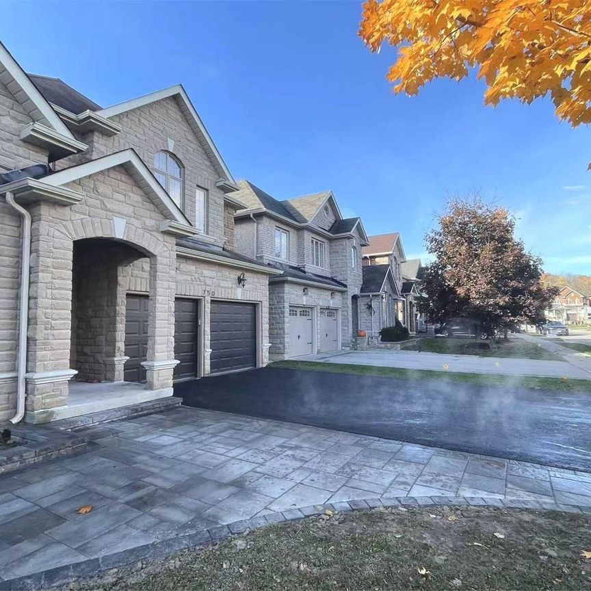 For Lease - 750 Valley Green Trail, Newmarket, Ontario - Photo 1